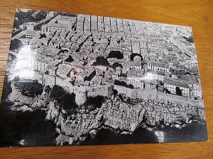 Handgeschriebene schwarz-weisse Bildpostkarte aus Dubrovnik ( Kroatien ) aus dem Jahre 1964.