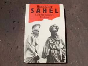 Sahel. Land der Nomaden. Mit fünfundzwanzig Fotografien. Umschlaggestaltung von K. Breslau. Umschlagfotos von Hans Ritter. Erstausgabe mit Widmung und Signatur des Verfassers!