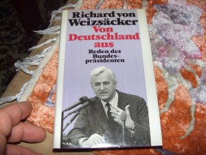 gebrauchtes Buch – Weizsäcker, Richard von – Von Deutschland aus. Reden des Bundespräsidenten