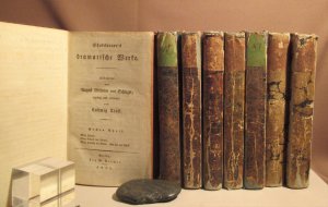 Dramatische Werke. Übersetzt von August Wilhelm von Schlegel, ergänzt und erläutert von Ludwig Tieck. 8 (von 9) Bände.