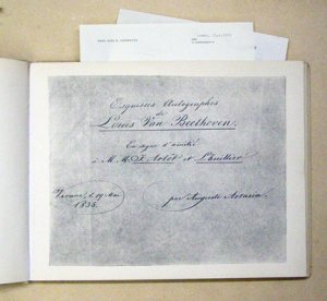 Recueil thématique de L. v. Beethoven. Autographe Contenant 37 pages de musique. Donné à M. Artot (célèbre violoniste français) par M. Auguste Artaria […]