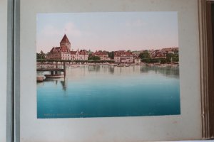 Album. Ansichten aus der Schweiz. III. (Zürich, Schroeder & Cie., ca. 1890). * Mit 40 farbigen Ansichten (16,5 x 22,5 cm) und 7 sw. Photos (21,5 x 27, […]