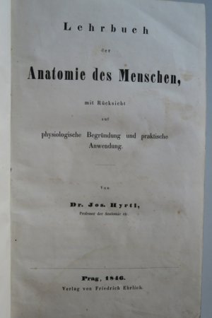 Hyrtl, J. Lehrbuch der Anatomie des Menschen mit Rücksicht auf physiologische Begründung und praktische Anwendung. Erste Ausgabe. Prag, Verlag von Friedrich […]