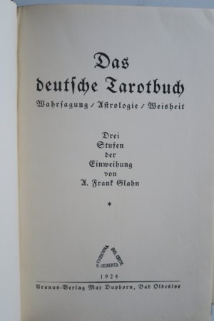 Glahn, Aug. Frank. Das deutsche Tarotbuch. Wahrsagung, Astrologie, Weisheit. Drei Stufen der Einweihung. Erste Ausgabe. Bad Oldesloe, Uranus-Verlag Max […]