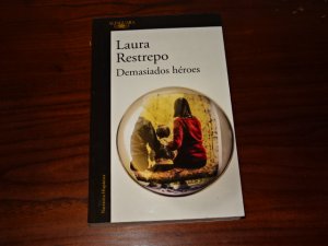 Demasiados héroes / To Many Heroes - Narrativa Hispanica (Spanisch)