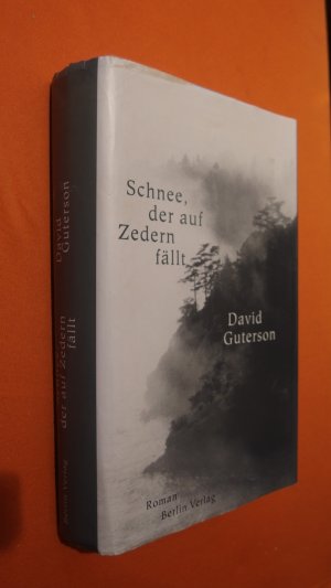 gebrauchtes Buch – David Guterson – Schnee, der auf Zedern fällt