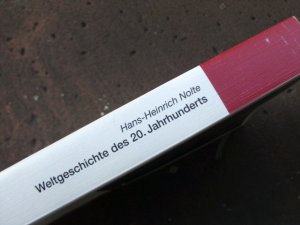 gebrauchtes Buch – Hans-Heinrich Nolte – Weltgeschichte des 20. Jahrhunderts. Umschlaggestaltung von Michael Rechl. (= Schriftenreihe Band 1006). Erstausgabe.