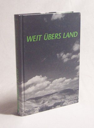 gebrauchtes Buch – Holzmeister, Johannes [Hrsg – Weit übers Land : eine Fundgrube europäischer, aussereuropäischer und neuer Kinder-, Spass-, Tier-, Tages- und Jahreszeiten-, Tanz- und Liebeslieder in 140 Übertragungen und 88 Originaltexten von Lieselotte Hozmeister / [hrsg. von Johannes Holzmeister u. Georg Holzmeister]