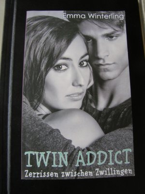 gebrauchtes Buch – Emma Winterling – Twin Addict - Zerrissen zwischen Zwillingen (Twin Addict-Reihe Band 1)