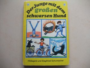 Der Junge mit dem großen schwarzen Hund