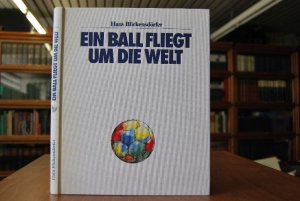 Ein Ball fliegt um die Welt. Hrsg. von Dieter Reiber