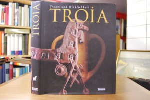 gebrauchtes Buch – Theune-Großkopf, Barbara  – Troia. Traum und Wirklichkeit [Begleitband zur Ausstellung "Troia - Traum und Wirklichkeit", 17. März bis 17. Juni 2001, Stuttgart, Forum der Landesbank Baden-Württemberg, Archäologisches Landesmuseum Baden-Württemberg, 14. Juli bis 14. Oktober 2001, Braunschweigisches Landesmuseum Braunschweig, und Herzog-Anton-Ulrich-Museum. Burg Dankwarderode, 16. November 2001 bis 17. Februar 2002, Kunst- und Ausstellungshalle der Bundesrepublik Deutschland in Bonn] / Hrsg. Archäologisches Landesmuseum Baden-Württemberg ... [Red. Barbara Theune-Großkopf ...]