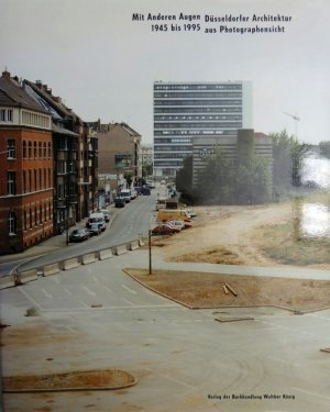 gebrauchtes Buch – Mit anderen Augen 1945 bis 1995. Düsseldorfer Architektur aus Photographensicht.