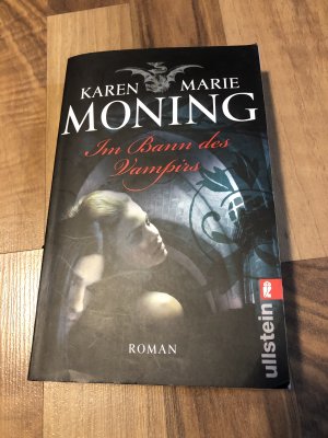 gebrauchtes Buch – Moning, Karen Marie – Im Bann des Vampirs - Fever Saga 1