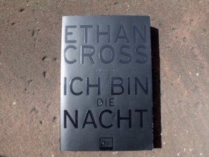 gebrauchtes Buch – Cross, Ethan  – Ich bin die Nacht. "The Shepherd". Thriller. Aus dem amerikanischen Englisch von Dietmar Schmidt. Umschlaggestaltung von Sandra Taufer. (= Shepherd-Reihe, Band 1 / Bastei Lübbe Taschenbuch Band 16923). Deutsche Erstausgabe.