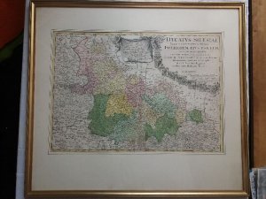 Karte Original 1745 altkolorierter Kupferstich Homann: Ducatus Silesiae Tabula Geographica prima, Inferiorem eius partem. Oben rechts mit dekorativer […]