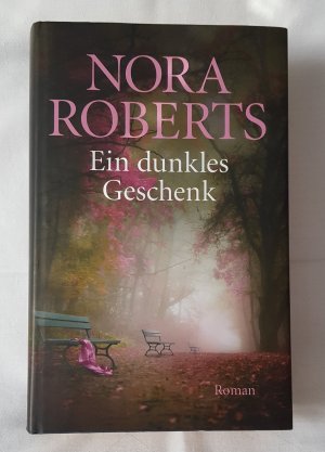 gebrauchtes Buch – Nora Roberts – Ein dunkles Geschenk