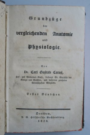 Grundzüge der vergleichenden Anatomie und Physiologie. Erste Ausgabe. 3 Bändchen in 1. Dresden, Hilscher, 1828. * Mit 2 gefalt. Kupfertafeln. * VIII, […]