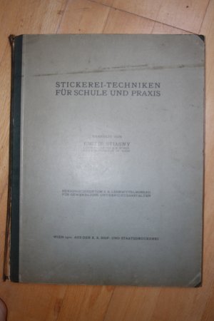 Stickerei-Techniken für Schule und Praxis. Hrsgg. vom K.K. Lehrmittelbureau für gewerbliche Unterrichtsanstalten.