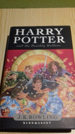 gebrauchtes Buch – Rowling, Joanne K – Harry Potter and the Deathly Hallows - Children's Edition