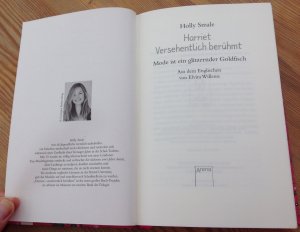 gebrauchtes Buch – Holly Smale – Harriet - versehentlich berühmt - Mode ist ein glitzernder Goldfisch / 1. Band der Triologie