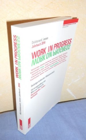 gebrauchtes Buch – Marcus Hawel + Herausgeber_innenkollektiv – WORK IN PROGRESS WORK ON PROGRESS. - Beiträge kritischer Wissenschaft: Doktorand_innen Jahrbuch 2016 der Rosa-Luxemburg-Stiftung