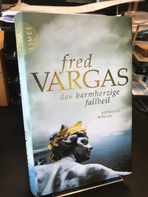 gebrauchtes Buch – Fred Vargas – Das barmherzige Fallbeil. Aus dem Französischen von Waltraut Schwarze.