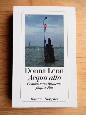 gebrauchtes Buch – Donna Leon – Acqua alta - Commissario Brunettis fünfter Fall