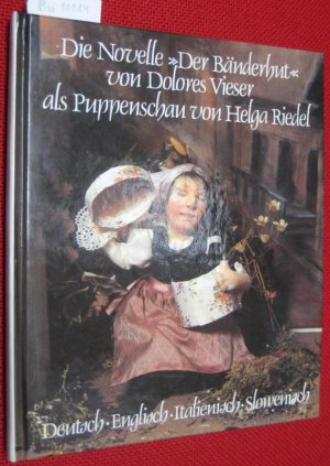 Die Novelle >Der Bänderhut< von Dolores Vieser als Puppenschau von Helga Riedel. Mit Beiträgen von Ida Weiss und Rudolf Schrattner in Deutsch, Englisch, Italienisch und Slowenisch. Farbaufnahmen von Berndt Hammerschlag, Treibach.