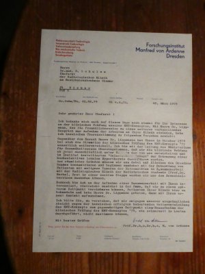 Maschinengeschriebener Brief mit eigh. Unterschrift von Prof.Dr.h.c.Dr.h.c. M. von Ardenne