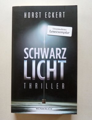 Schwarzlicht. Rowohlt Taschenbuch, 2013. ISBN: 9783499227936. Unverkäufliches Leseexemplar mit Widmung des Autors. 381 Seiten.