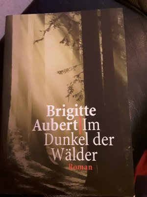 gebrauchtes Buch – Brigitte Aubert – Im Dunkel der Wälder