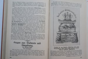 antiquarisches Buch – Böhmisch-Budweis. - Kratochwil, K. und A. Meerwald. Heimatbuch der Berg- und Kreisstadt Böhmisch-Budweis. Erstes bis zweites Tausend 1930. - Kollationiert, vollständig. - KEIN Reprint! – Kratochwil, K. und A. Meerwald. Heimatbuch der Berg- und Kreisstadt Böhmisch-Budweis mit einer Sammlung neueren Sagen. Gesammelt und bearbeitet. Erstes bis zweites Tausend. Böhmisch-Budweis, im Verlage von Karl Kratochwil & Comp., Verlag des „Sonntagsboten“, Buchhandlung, Antiquariat, Buch- und Kalenderverlag, 1930. * Mit sehr zahlreichen Illustrationen. * 568 S. Original Leineneinband mit Goldprägung und Kopfgelbschnitt.