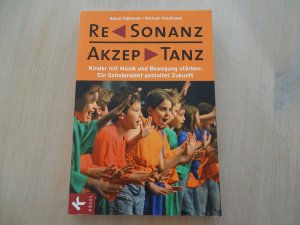 gebrauchtes Buch – Feßmann, Klaus; Kaufmann, Michael – ReSonanz & AkzepTanz - Kinder mit Musik und Bewegung stärken: Ein Schulprojekt gestaltet Zukunft