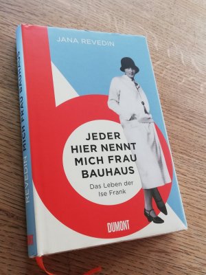 gebrauchtes Buch – Jana Revedin – Jeder hier nennt mich Frau Bauhaus - Das Leben der Ise Frank. Ein biografischer Roman