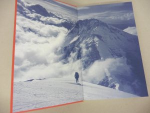 gebrauchtes Buch – Helga Hengge – Nur der Himmel ist höher - Mein Weg auf den Mount Everest. - Original signiert von Helga Hengge.