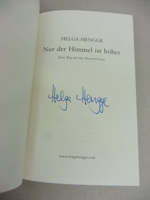 gebrauchtes Buch – Helga Hengge – Nur der Himmel ist höher - Mein Weg auf den Mount Everest. - Original signiert von Helga Hengge.