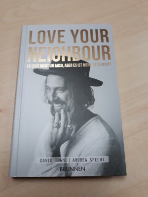 gebrauchtes Buch – Togni, David; Specht – LOVE YOUR NEIGHBOUR - Es geht nicht um mich, aber es ist meine Geschichte