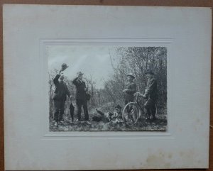 Orig. Foto (Vintage, Gelatinesilber): Vier Männer und zwei Kinder mit Fahrrad während eines Ausflugs, 1910.