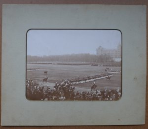 Orig. grossformatiges Foto (Vintage, Albuminpapier): Königsparade der Dresdner Garnison für Friedrich August III auf dem Alaunplatz 1899.