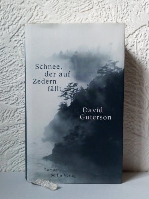 Schnee, der auf Zedern fällt