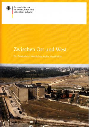 gebrauchtes Buch – Zwischen Ost und West Ein Gebäude im Wandel deutscher Geschichte Gebäude am Potsdamer Platz