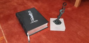Vialibri Immendorff Bibel Mit Skulptur Affe Mit Ring Luxusausgabe