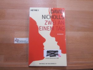 gebrauchtes Buch – Nicholls, David (Verfasser) und Simone Jakob – Zwei an einem Tag : Roman. David Nicholls. Aus dem Engl. von Simone Jakob