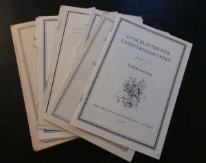 antiquarisches Buch – Lose Blätter für Laientanzgruppen (11 Exemplare) . 1. Fahnentanz, Reihe C - Nr. 9 - 2. Etüden für Bewegungsschule I. Schreiten, Gehen, Gleiten, Trippeln, Laufen. Reihe S, Nr. 4 -  3. Etüden für Bewegungsschule II. Federn - Sprünge. Reihe S, Nr. 5. - 4. Etüden für Bewegungsschule III. Schwingen - Arme. Reihe S, Nr. 6. - 5. Etüden für Bewegungsschule IV. Drehen - Gleichgewicht, Reihe S Nr 7 -  6. Stabtanz, Reihe A, Nr. 9. 7. Gruppen-Etüden. Reihe S, Nr. 2. 8. Fischertanz.  Reihe B, Nr. 3. 9. Mime Suse, Reihe B, Nr. 2. 10. Die Technik des deutschen Volkstanzes. Schrittarten, Fassungen und andere Bezeichnungen. Reihe S, Nr. 1 - 11. Fahnentanz der Tuchmacher. Reihe A, Nr. 14.