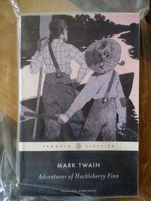 Bildtext: Adventures of Huckleberry Finn (hing am Parthenon of Books / Parthenon der Bücher auf der documenta 14) von Mark Twain