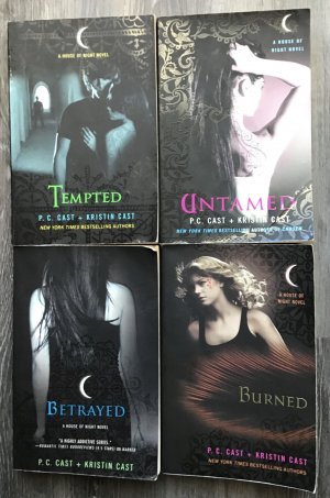 gebrauchtes Buch – P. C. CAST + KRISTIN CAST – 4 x HOUSE OF NIGHT NOVEL:  BURNED & BETRAYED & UNTAMED & TEMPTED / 02 - 04 - 06 - 07