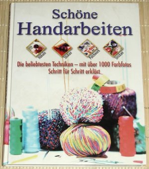 gebrauchtes Buch – SCHÖNE HANDARBEITEN - Die beliebtesten Techniken - mit über 1000 Farbfotos Schritt für Schritt erklärt - Häkeln, Sticken, Patchwork, Quilten, Teppiche, Stricken