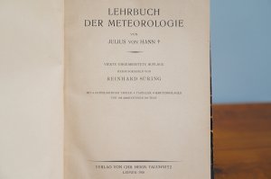 Lehrbuch der Meteorologie.