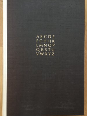 Manuale typographicum. 100 typographische Gestaltungen mit Aussagen über die Schrift, über Typographie und Druckkunst, aus Vergangenheit und Gegenwart […]